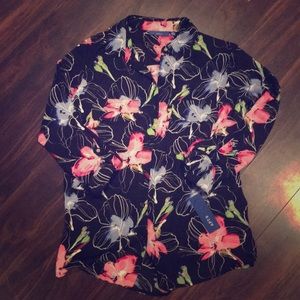 🆕 NWT APT.9 Beautiful Light Floral Top